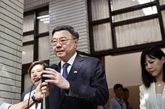 卓榮泰：內閣人事調整昨天才開始  本週完成
行政院長卓榮泰（前）25日在立法院接受媒體聯訪，
被問到內閣改組進度等議題時表示，會做全盤性重新
思考，正式的內閣人事調整都是從昨天才開始，今天
不可能有確定人選，但在本週內，他一定會完成內閣
人事調整名單，希望得到民眾與國會支持。
中央社記者王飛華攝　114年8月25日
