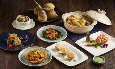 台灣小農的在地食材獲得民眾青睞，近期不少飯店也紛紛將時令食材入菜。新板希爾頓酒店旗下的青雅中餐廳就選擇綠竹筍入菜，要讓饕客在炎炎夏日解身體的渴，且消脾胃暑熱。（業者提供）