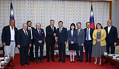 Jiang Qichen meets with the delegation of the Italian Parliamentary Association for Friendship with Taiwan (2) Adriano Paroli (5th from left), co-chairman of the Italian Parliamentary Association for Friendship with Taiwan, led a cross-party delegation of parliamentarians to visit Taiwan. On the afternoon of the 5th, they paid a visit to the Legislative Yuan and were received by Vice Speaker Jiang Qichen (center). They were accompanied by Kuomintang legislator Xie Yifeng (5th from right) and Democratic Progressive Party legislator Wang Zhengxu (4th from right). Photo: Central News Agency