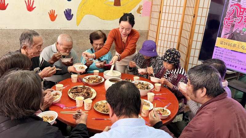 Get together mga pamilya during CNY （Ipinagkaloob ng Ren-Ai Foundation） Ipinadala sa pamamagitan ng fax ni Central News Agency reporter Hung Hsueh-Kuang, Enero 20, 2025