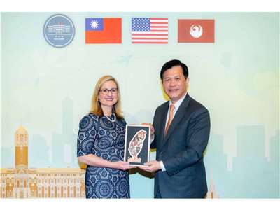 Pinangunahan ni Foreign Minister Lin Chia-lung (kanan) ang isang opisyal na salu-salo noong gabi ng ika-13 para kay Mayor Kate Gallego (kaliwa) ng Lungsod ng Phoenix, Arizona, U.S.A. (Ipinagkaloob ng Ministry of Foreign Affairs)