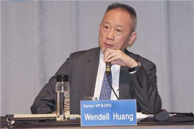 Inaasahan ni TSMC Chief Financial Officer Huang Jen-chao noong ika-18 na ang kita sa ikatlong quarter ay aabot sa humigit-kumulang USD 22.4 bilyon hanggang USD 23.2 bilyon. Batay sa gitnang halaga, ito ay katumbas ng 9.5% na pagtaas kumpara sa nakaraang quarter.

Dahil sa mas mataas na paggamit ng kapasidad sa produksyon at patuloy na pagbuti ng kontrol sa gastos, inaasahang ang gross margin ay nasa pagitan ng 53.5% hanggang 55.5%, na batay sa gitnang halaga ay mas mataas ng 1.3 porsiyentong puntos kumpara sa ikalawang quarter.

Samantala, ang operating margin ay tinatayang nasa 42.5% hanggang 44.5%.

Larawan ni Hsu Chao-chang, Central News Agency – Hulyo 18, 2026 (CNA Photo).