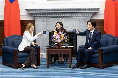 Si Lai Ching-te noong ika-21 ay tumanggap ng pagbisitang transatlantiko delegation mula sa German Marshall Fund. Ipinahayag ng pangulo na umaasa siyang sa mga susunod na hakbang, sa pamamagitan ng mga mekanismo gaya ng Economic Prosperity Partnership Dialogue o EPPD, ay mas mapapalalim pa ang cooperation ng Taiwan at US, gayundin ng Taiwan at Europe, sa mga larangan ng security, trade, at technology, upang mapanatili ang kapayapaan at stability sa Taiwan Strait at sa buong rehiyon. (Courtesy of the Presidential Office)