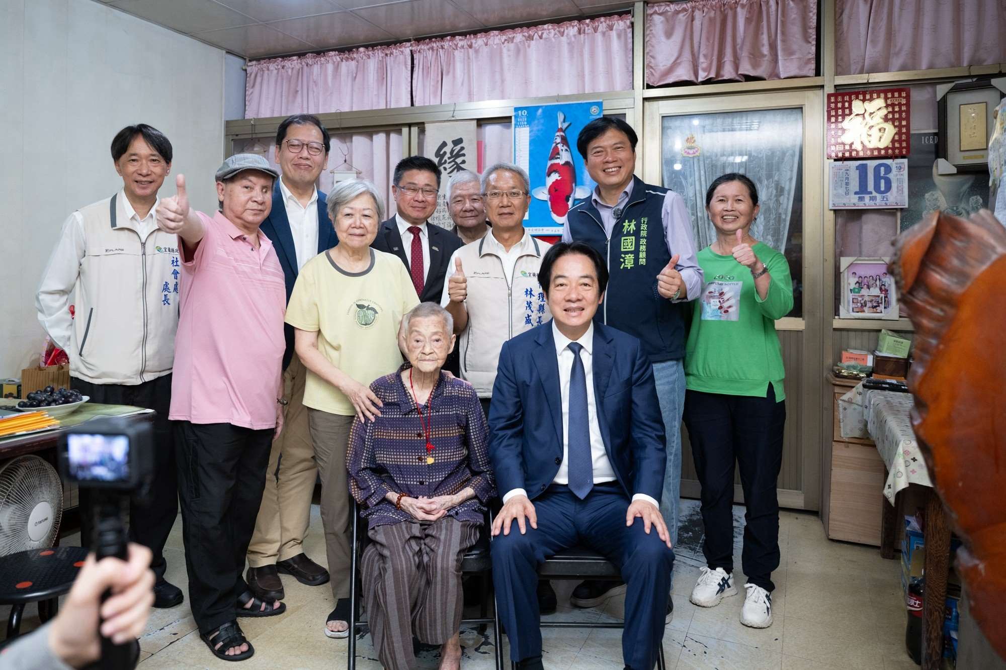 Ngayong araw ng Oktubre 16, personal na binisita ni Taiwan President Lai Ching-te si Chien Lin Chin-kuei, isang senior citizen na umabot na sa edad na 100. Photo Source: Presidential Office of Taiwan