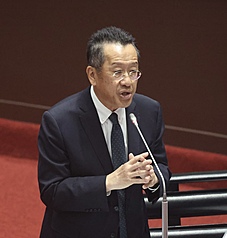 Sinabi ni Defense Minister Wellington Koo na wala pa silang natatanggap na information mula sa US tungkol sa posibleng phased delivery ng US$14 billion arms sale package para sa Taiwan. Noong October 6 sa Legislative Yuan, sinabi niyang nirerespeto ng Taiwan ang review process ng US at patuloy silang makikipag-coordinate sa Washington. (Photo source: Central News Agency)