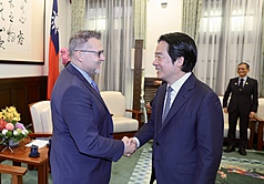 Nakipagkamay si Taiwan President Lai Ching-te (kanan) kay World Physiotherapy President Michel Landry (kaliwa) noong October 13 sa Presidential Office sa Taipei. Bahagi ito ng pagbisita ng mga representatives ng World Physiotherapy at Taiwan Physical Therapy Association. Photo Source: Central News Agency (CNA)