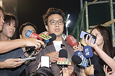 Sunod-sunod na binanatan ng dalawang Hong Kong newspapers na Ta Kung Pao at Wen Wei Po ang negosyo ng pamilya ni Puma Shen (Shen Po-yang), kandidato ng Democratic Progressive Party (DPP) sa pagka-alkalde ng Taipei, sa mga ulat na inilabas noong Oktubre 13. Ayon sa dalawang pahayagan, may umano’y business ties sa China ang pamilya ni Shen. Photo Source: Central News Agency (CNA)