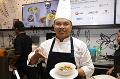 TF
Taiwanese Peeled Chili Soup Noodles Featured at Kuala Lumpur International Airport
Taiwan's Tourism Administration Kuala Lumpur Office and Plaza Premium Group launched a Taiwanese food and tourism promotion event on October 27, featuring soup noodles made with peeled chili peppers, a specialty ingredient from Taiwan.
(CNA photo by Huang Tzu-chiang, Kuala Lumpur, October 27, 2026)