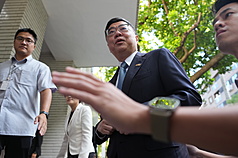 Nagpatuloy ang policy interpellation sa Legislative Yuan noong Oktubre 30. Kaugnay ng pansamantalang pagsasara ng Pakistan ng airspace nito sa mga airline ng Taiwan dahil sa “One China” policy, sinabi ni Premier Cho Jung-tai (gitna) bago ang sesyon na lubos na poprotektahan ng pamahalaan ang soberanya at mga karapatan ng Taiwan sa international aviation. Hinimok din niya ang ilang bansa na huwag sadyang gambalain o isapanganib ang kaligtasan ng international aviation para sa proteksiyon ng lahat. (Photo: CNA)