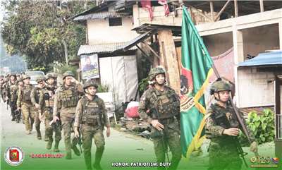 Isang convoy ng 45th Infantry Battalion sa ilalim ng 11th Infantry Division ng Philippine Army ang tinambangan ng hindi pa matukoy na bilang ng mga armadong lalaki habang dumaraan sa isang liblib na bahagi ng Tipo-Tipo, Basilan noong umaga ng Oktubre 5. Hindi bababa sa 11 tauhan ng militar ang nasugatan sa insidente. Makikita sa larawan ang mga sundalo ng yunit habang nagsasagawa ng marching operation. (Photo source: FB@1101st Infantry "Gagandilan" Brigade)