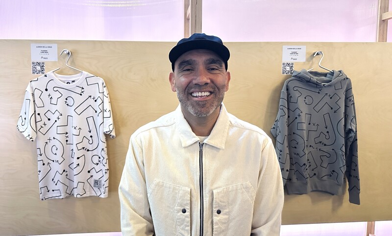 DF
San Francisco artist na si De La Cruz
Ang artist mula San Francisco na si De La Cruz (Aaron De La Cruz) ay inimbitahang magdisenyo ng limitadong edisyong kasuotan para sa ika-60 Super Bowl ng NFL.
Kuha ng Central News Agency reporter na si Chang Hsin-yu sa San Francisco, Pebrero 6, 2026.
