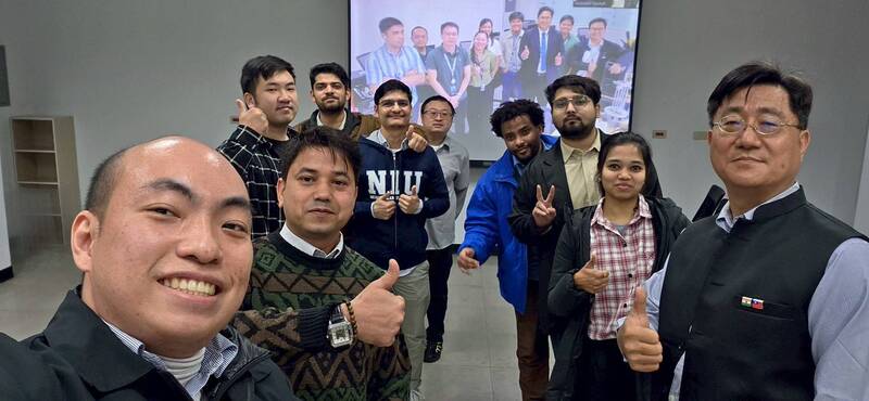 National Yilan University at De La Salle University sa Pilipinas ay kasalukuyang magkasamang nagpo-promote ng isang collaborative project na gumagamit ng biomimetic innovation technology para mag-treat ng wastewater habang nagge-generate ng kuryente. Sa larawan, makikita ang team ng project leader ng Ilan University na si Wang Chin Tsan (kanan) kasama ang Philippine team sa isang group photo na ginawa sa pamamagitan ng video conference. (Larawan mula sa National Yilan University)