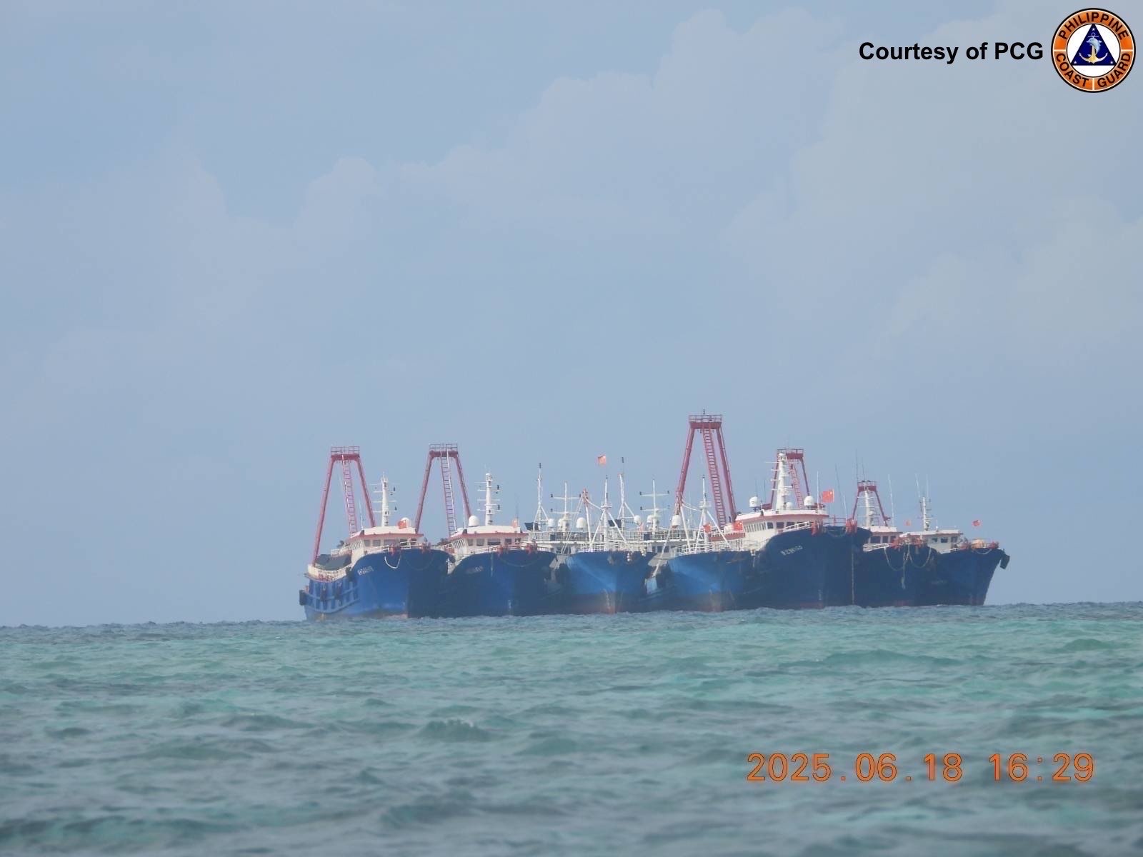 Naglabas ng statement ang Philippine Coast Guard sa Facebook na kamakailan ay nakakita sila ng humigit kumulang 50 Chinese maritime militia vessels na ilegal na nagtipon sa paligid ng Iroquois Reef sa Spratly Islands. (Larawan mula sa PCG Facebook)