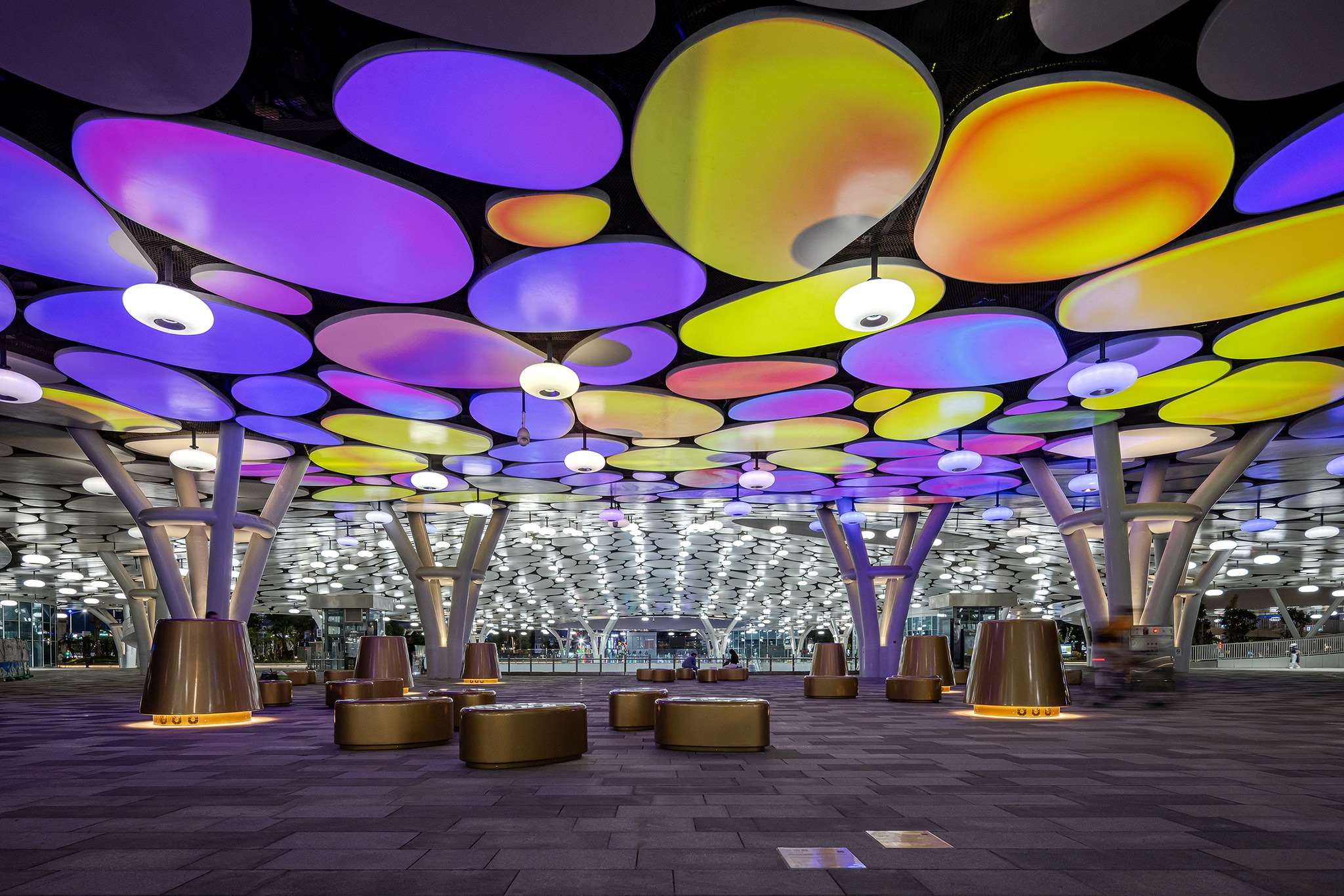 Ang “Kaohsiung Railway Station Co-Sensing Space Project” na tinatawag na “Kaohsiung Techple (高火科技廟)”, na dinisenyo ni Hou Lin kasama ang isang team mula Germany, ay kumuha ng inspirasyon sa tradisyunal na kultura ng “temple plaza” ng Taiwan, at nanalo ng 2026 German iF Design Award.
(Larawan: Facebook ni Chen Shih-kai)