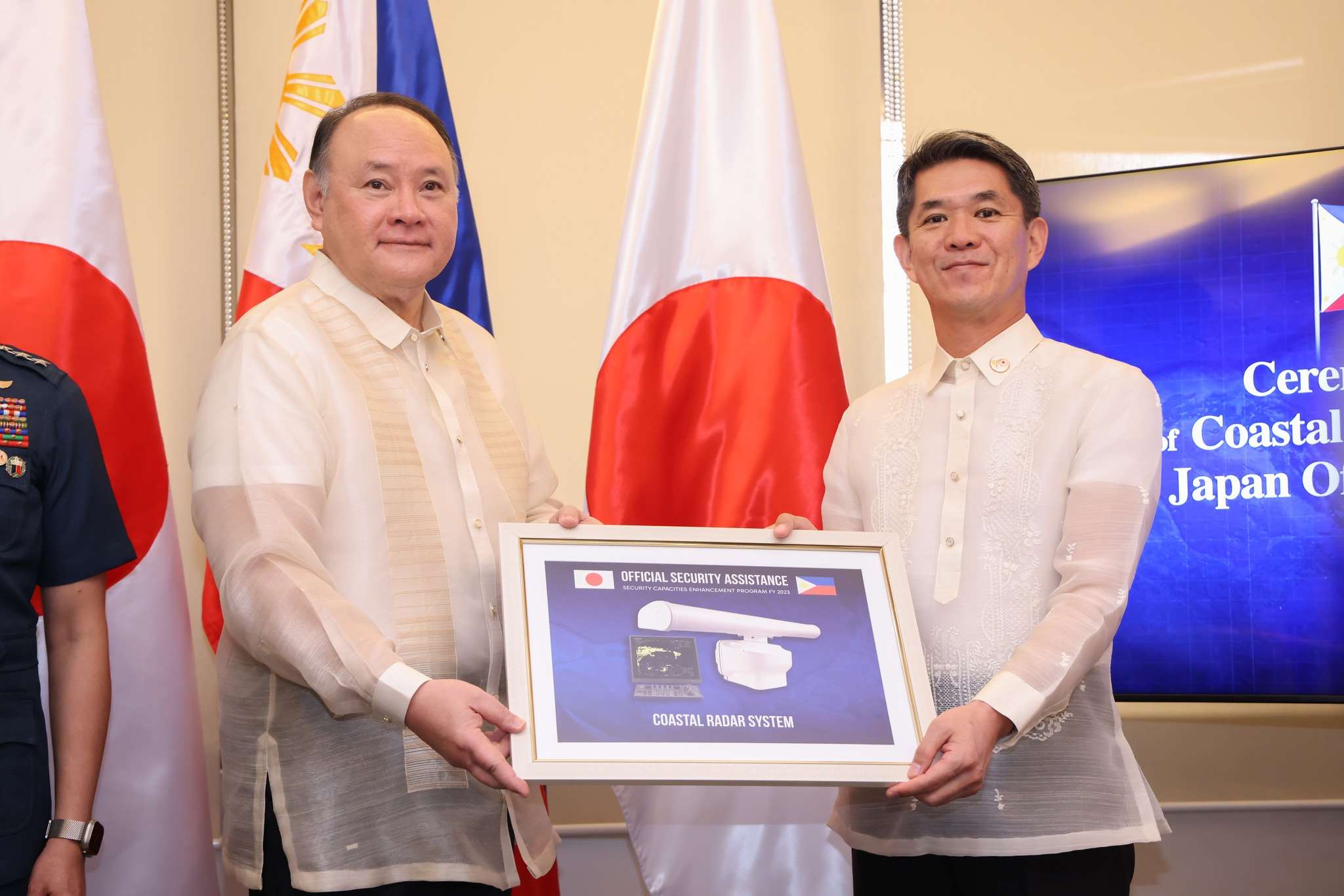 Nag-turnover ang pamahalaan ng Japan ng limang coastal radar systems sa Pilipinas; pinangunahan ang seremonya noong ika-11 nina Defense Secretary Gilberto Teodoro at Japanese Ambassador Kazuya Endo. (Larawan: FB/giboteodoro)