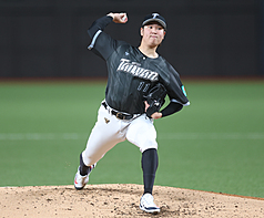 Sa paligsahan ng baseball exchange sa pagitan ng Taiwan at Japan, ang pitcher ng Taiwan na si Ku Lin Rui-yang (古林睿煬) ang nagsimula sa laro laban sa Hokkaido Nippon-Ham Fighters noong Pebrero 27. Bagama’t nakatanggap siya ng home run, sinabi ni Ku na maganda ang pakiramdam niya sa kanyang pitching at umaasa siyang maipakita ang kanyang pinakamahusay na estado para sa WBC.
(Larawan: Central News Agency, Zhang Xin-wei, Pebrero 27, 2026