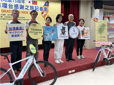Mga kilalang Hapones kabilang ang bantog na manunulat na si Hitoto Tae (ikalawa mula kaliwa), beteranong mamamahayag na si Nojima Tsuyoshi (ikalawa mula kaliwa), at direktor ng Kagaya Onsen Hotel na si Tokumitsu Shigeto (kaliwa), kasama ang iba pang kaibigang Hapones, ay sama-samang nagpasimula ng “15th Anniversary East Japan Earthquake Taiwan Cycling Thanksgiving Tour.”
Noong ika-5, opisyal itong inanunsyo sa publiko sa presensya ni Chen Yuxiu (ikalawa mula kanan), Director ng Tourism Administration ng Ministry of Transportation ng Taiwan, at ni Katayama Kazuyuki (ikalawa mula kanan), kinatawan ng Japan-Taiwan Exchange Association.
(Kuha ni Wu Lijun)