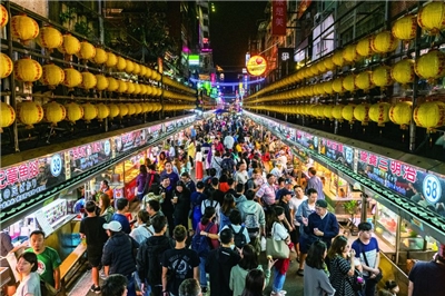 Nag revise ang International Trade Administration ng Ministry of Economic Affairs ng subsidy measures para ma attract ang international business people na pumunta sa Taiwan para sa conferences at exhibitions, mapahaba ang stay nila, at mapalakas ang tourism spending. Noong ika 13, inanunsyo nila ang pagluwag sa subsidy period at subsidy amount sa program na sumusuporta sa pagho host ng international conferences at exhibitions sa Taiwan. Illustration photo. (Larawan mula sa 100spotlights website)