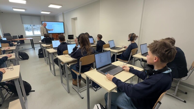 DF Mga students nag aaral ng Mandarin (CNA photo by reporter Yu Yao-ru in Vilnius, March 7, 2026) 