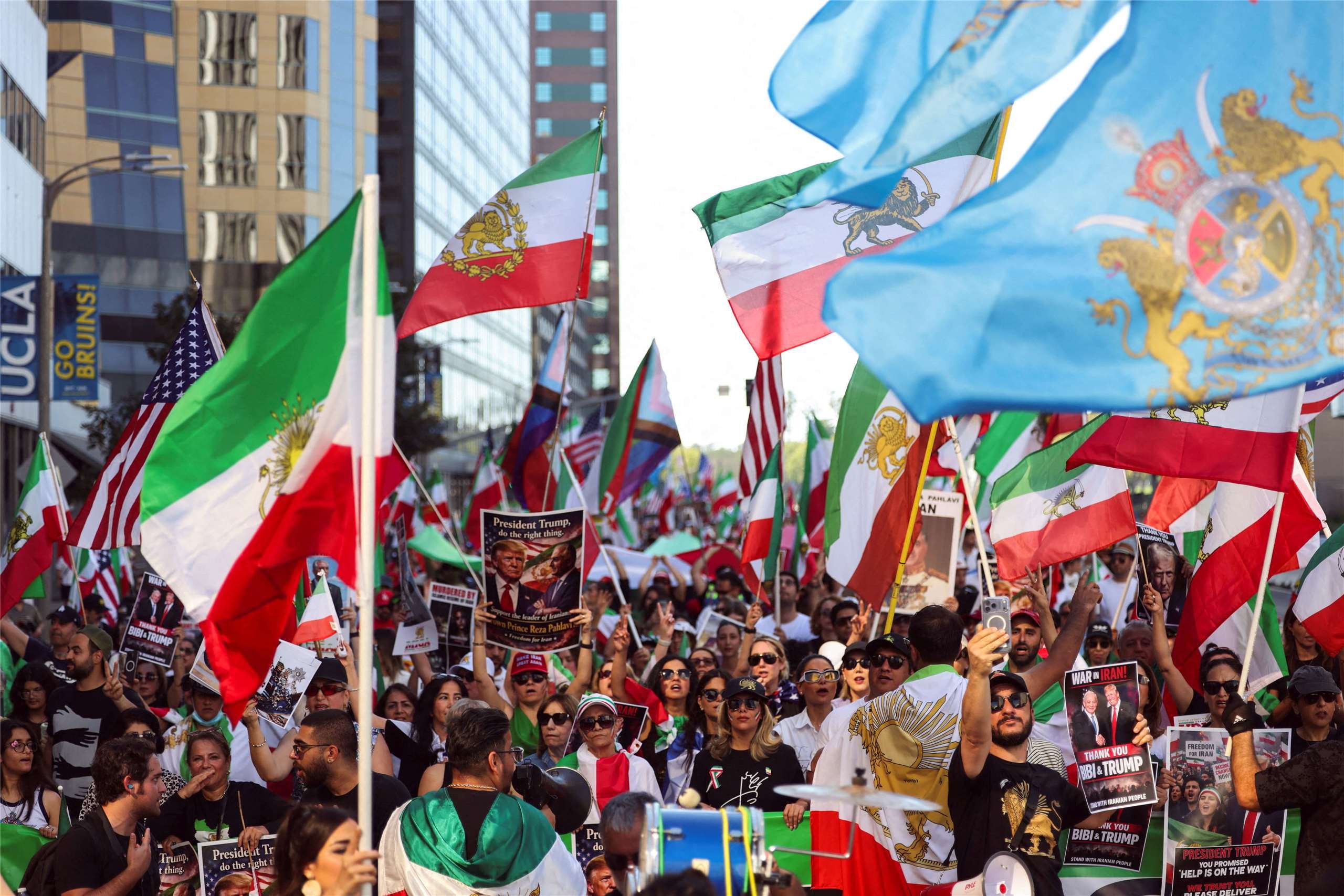 Ang Pag-atake ng Estados Unidos at Israel laban sa Iran ay Nagpasiklab ng Reaksyon at mga Pagtitipon ng Komunidad ng Iran sa Buong Hilagang Amerika