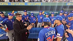 Pinapalakas ni Koo Chung-liang ang loob ng koponan ng Taiwan sa WBC. Dumalo si Koo Chung-liang, pangulo ng Chinese Taipei Baseball Association, upang suportahan at magbigay ng sigla sa koponan ng Taiwan sa panahon ng World Baseball Classic (WBC). Makikita siya sa unahang hanay na nakasuot ng itim. Larawan mula sa Chinese Taipei Baseball Association, kuha ng Central News Agency.