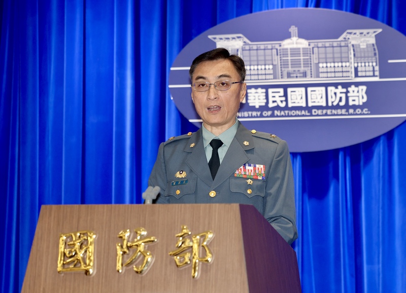 PD
Ipinaliwanag ng Ministry of National Defense ang plano ng Han Kuang 42 computer-assisted command post exercise

Nagsagawa ng press conference ang Ministry of National Defense noong umaga ng ika-2, kung saan ipinaliwanag ni Major General Tung Chi-hsing, Director ng Joint Operations Division ng Department of Strategic Planning, ang plano para sa Han Kuang 42 computer-assisted command post exercise ng sandatahang lakas.

Kuha ni Wang Fei-hua, Central News Agency
Abril 2, 2026