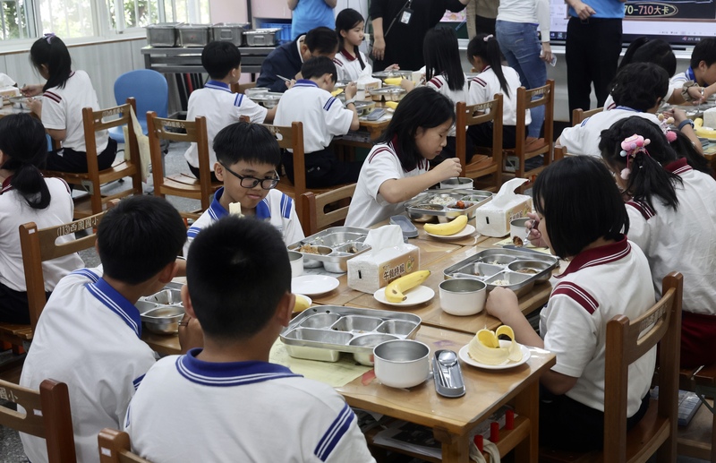 LG
Libre na ang school lunch sa mga elementarya at junior high school sa Taipei simula Agosto 31 (2)
Inanunsyo ng alkalde ng Taipei na si Chiang Wan-an noong ika-2 sa Taipei na simula sa school year 2026, magiging libre na ang mga nutritious lunch sa lahat ng elementarya at junior high school sa lungsod.
Kasama ang subsidy para sa mga organic na sangkap, ang halaga ng bawat pagkain ay aabot sa NT$87 para sa elementarya at NT$92 para sa junior high school. Ipinapakita sa larawan ang mga mag-aaral sa elementarya na kumakain ng kanilang school lunch.
Kuha ni Chang Hao-an, Central News Agency
Abril 2, 2026