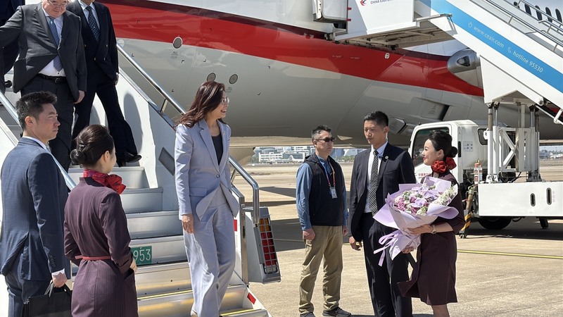 Dumating si Cheng Li-wen sa Shanghai at sinalubong ng pagbibigay ng bulaklak. Ang chairperson ng Kuomintang ay dumating noong hapon ng ika-7 at tinanggap ang flowers paglapag niya sa eroplano. (Photo: CNA)