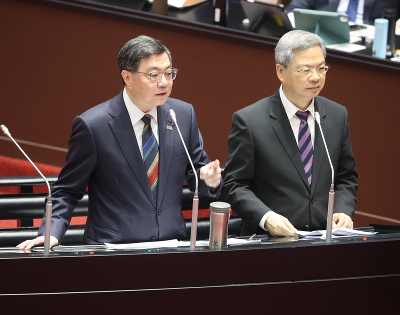PD
Isinusulong ang elektripikasyon ng mga komersyal na sasakyan; sinabi ni Premier Cho Jung-tai na palalawakin ang saklaw ng mga kaugnay na subsidiya

Isinagawa ng Legislative Yuan ang pangkalahatang interpellation sa mga patakaran ng pamahalaan noong ika-17.

Nagpahayag ng pag-aalala ang mga mambabatas hinggil sa mga subsidiya ng pamahalaan para sa paggamit ng mga de-kuryenteng komersyal na sasakyan.

Sinabi ni Premier Cho Jung-tai na kasalukuyang plano na isama ang mga kaugnay na subsidiya sa badyet para sa taong 2027 (ika-116 na taon ng Republika ng Tsina), at palalawakin din ang saklaw ng mga subsidiya.

Idinagdag ni Minister of Economic Affairs Gong Ming-hsin na iaanunsyo ito bago matapos ang taon, at tiyak na ipatutupad.
(Larawan kuha ng Central News Agency reporter Kuo Jih-hsiao, Abril 17, 2026)