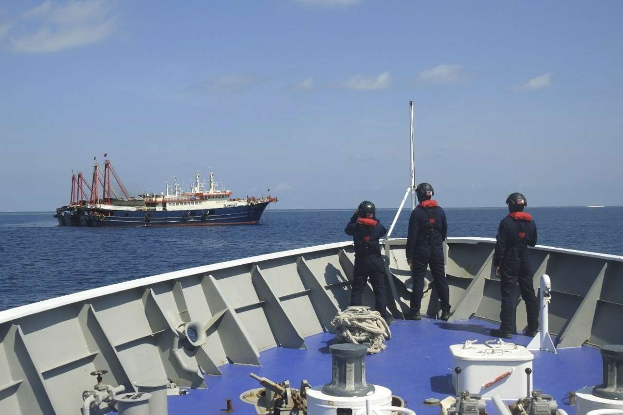 Inakusahan ng Pilipinas noong ika-13 ang mga mangingisdang Tsino na hinihinalang nagtapon ng cyanide sa karagatan ng Ayungin Shoal sa South China Sea. Nasa larawan ang mga tauhan ng Philippine Coast Guard habang nagpapatrolya sa South China Sea sa isang file photo. (Photo: AP/Getty Images)