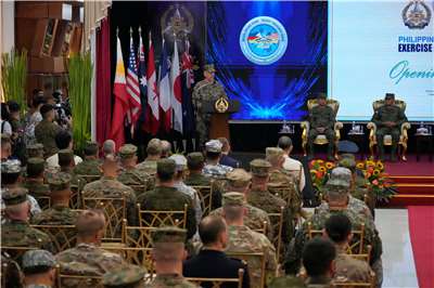 Pormal na sinimulan ng Pilipinas at Estados Unidos noong ika-20 ang malakihang joint military exercise na may codename na Balikatan, kung saan ipapakita ang ilang advanced missile systems. Nasa larawan si U.S. Balikatan commander Christian Wortman habang nagsasalita sa opening ceremony. Larawan mula sa AP/Getty Images.