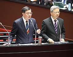 PD
Isinusulong ang elektripikasyon ng mga komersyal na sasakyan; sinabi ni Premier Cho Jung-tai na palalawakin ang saklaw ng mga kaugnay na subsidiya

Isinagawa ng Legislative Yuan ang pangkalahatang interpellation sa mga patakaran ng pamahalaan noong ika-17.

Nagpahayag ng pag-aalala ang mga mambabatas hinggil sa mga subsidiya ng pamahalaan para sa paggamit ng mga de-kuryenteng komersyal na sasakyan.

Sinabi ni Premier Cho Jung-tai na kasalukuyang plano na isama ang mga kaugnay na subsidiya sa badyet para sa taong 2027 (ika-116 na taon ng Republika ng Tsina), at palalawakin din ang saklaw ng mga subsidiya.

Idinagdag ni Minister of Economic Affairs Gong Ming-hsin na iaanunsyo ito bago matapos ang taon, at tiyak na ipatutupad.
(Larawan kuha ng Central News Agency reporter Kuo Jih-hsiao, Abril 17, 2026)