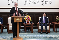 Tinanggap ni Pangulong Lai ang delegasyon ng Center for Strategic and International Studies. Nakipagpulong si Pangulong Lai Ching-te, na nasa kanan sa larawan, sa 2026 visiting delegation ng CSIS noong umaga ng ika-21 sa Presidential Office. Sinabi ni CSIS President John Hamre, na nasa kaliwa, na noong siya ang mamuno sa CSIS ay pinili niya ang Taiwan bilang unang overseas destination ng delegasyong kanyang pinangunahan, at pinuri rin niya ang masigla at masigabong demokratikong lipunan ng Taiwan. (Photo: Central News Agency)