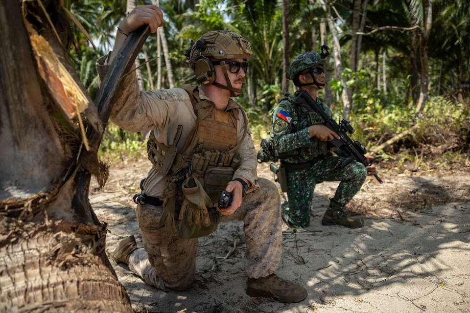 Sa panahon ng “Balikatan” military exercises, nagsagawa noong ika-27 ng Abril ang mga sundalo ng Amerika at Pilipinas ng anti-landing drill sa baybayin ng Palawan. (Reuters/Dazhi Images)