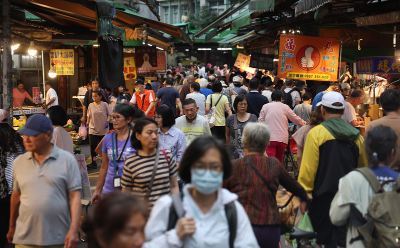 ED
Itinaas ng Chung-Hua Institution for Economic Research ang taunang economic growth forecast sa 7.22% (2)
Inilabas ng Chung-Hua Institution for Economic Research noong ika-17 ang pinakabagong economic forecast. Dahil sa mabilis na pag-unlad ng AI technology at malakas na demand, malaki ang itinaas ng pagtataya sa kabuuang economic growth ngayong taon sa 7.22%.
Ipinapakita sa larawan ang mga mamimili sa Hulin Market sa Xinyi District, Taipei City.
(Kuha ni Zhang Xin-wei, Central News Agency, Abril 17, 2026)**
