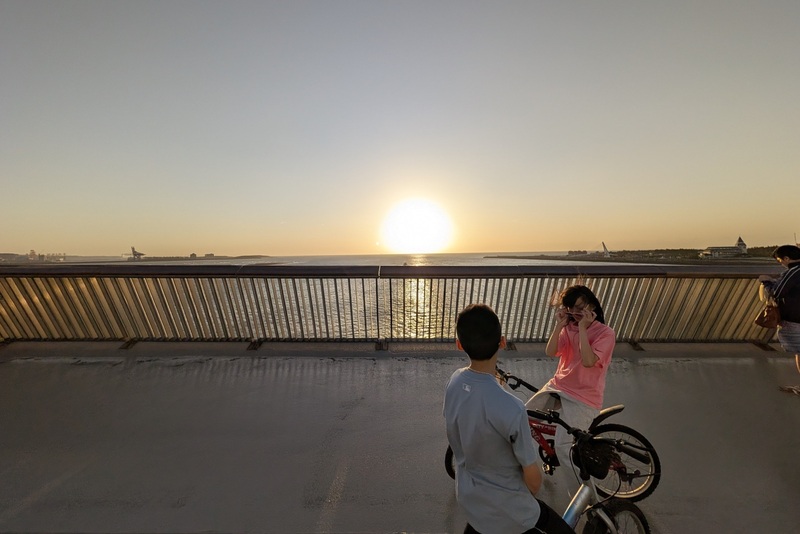 LG Dinagsa ng mga Turista ang Tamsui–Kang Bridge (1) Matapos buksan sa trapiko ang Danjiang Bridge, sinalubong nito ang unang weekend holiday nito. Noong Mayo 17, maraming mamamayan ang umakyat sa tulay upang masaksihan at masiyahan sa napakagandang tanawin ng paglubog ng araw. Kuha ni Central News Agency reporter Wang Hung-kuo. Mayo 17, 2026.