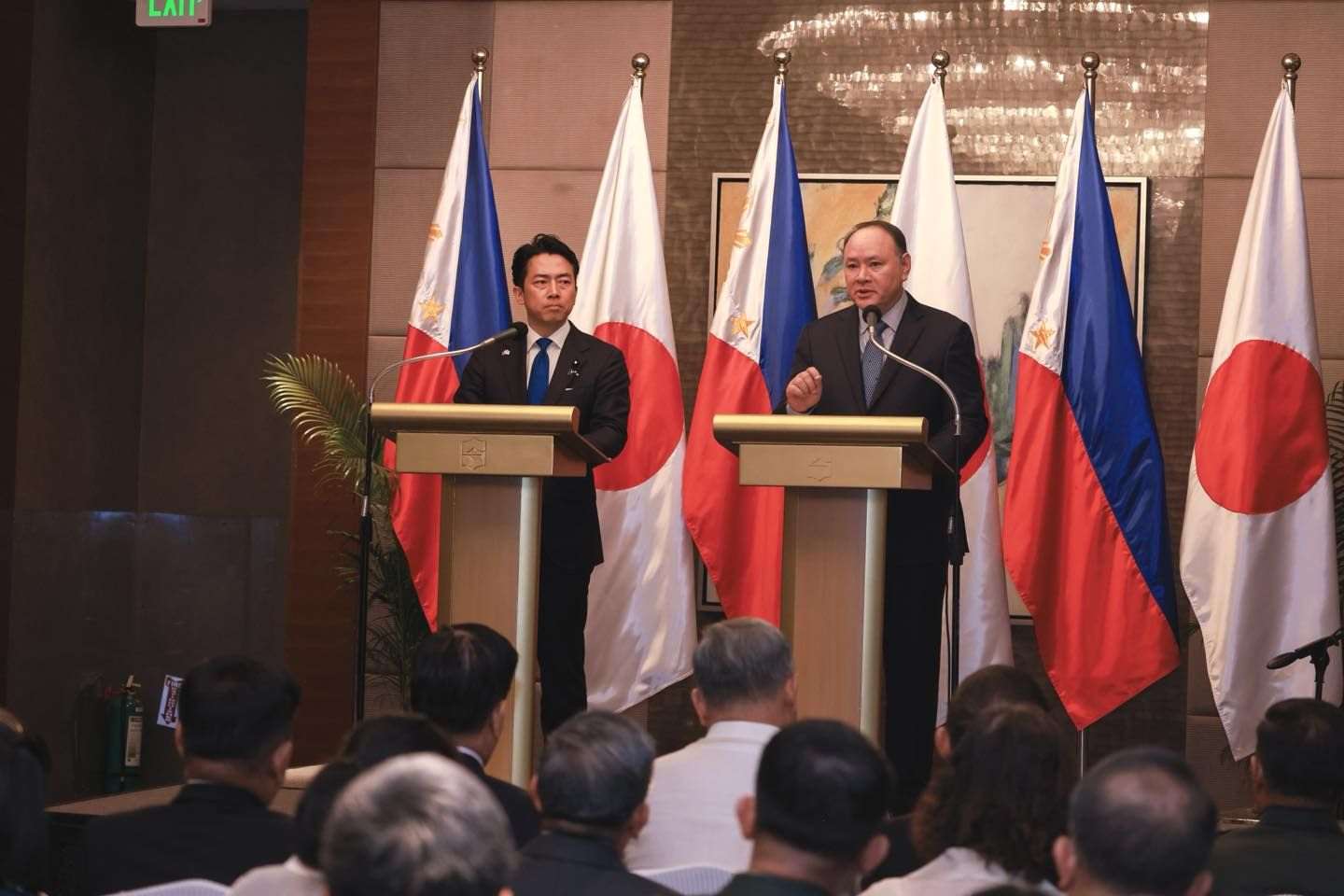 Nakipagpulong si Philippine Defense Secretary Gilberto Teodoro kay Japanese Defense Minister Shinjiro Koizumi sa Maynila noong ika-5. Larawan mula sa Philippine Department of National Defense.