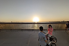 LG
Dinagsa ng mga Turista ang Tamsui–Kang Bridge (1)

Matapos buksan sa trapiko ang Danjiang Bridge, sinalubong nito ang unang weekend holiday nito. Noong Mayo 17, maraming mamamayan ang umakyat sa tulay upang masaksihan at masiyahan sa napakagandang tanawin ng paglubog ng araw. Kuha ni Central News Agency reporter Wang Hung-kuo. Mayo 17, 2026.