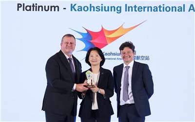Kinatawan ni Wang Yu-chen, Direktor ng Kaohsiung International Airport Station, ang Kaohsiung International Airport sa Asia-Pacific Regional Assembly ng Airports Council International (ACI) na ginanap sa Bangkok noong ika-13. Sa naturang okasyon, ginawaran ang paliparan ng pinakamataas na karangalang Platinum Award para sa Green Airport at, sa kauna-unahang pagkakataon, nakamit din nito ang ACA Airport Carbon Accreditation Level 4 certification.
(Larawan mula sa Civil Aviation Administration)