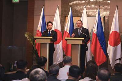 Nakipagpulong si Philippine Defense Secretary Gilberto Teodoro kay Japanese Defense Minister Shinjiro Koizumi sa Maynila noong ika-5. Larawan mula sa Philippine Department of National Defense.