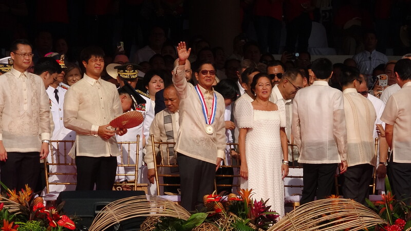 Ipinagdiwang ng Pilipinas ang ika-128 Independence Day nito nitong ika-12. Dumalo si President Ferdinand “Bongbong” Marcos Jr. sa commemorative event at kumaway sa publiko. Photo: CNA.