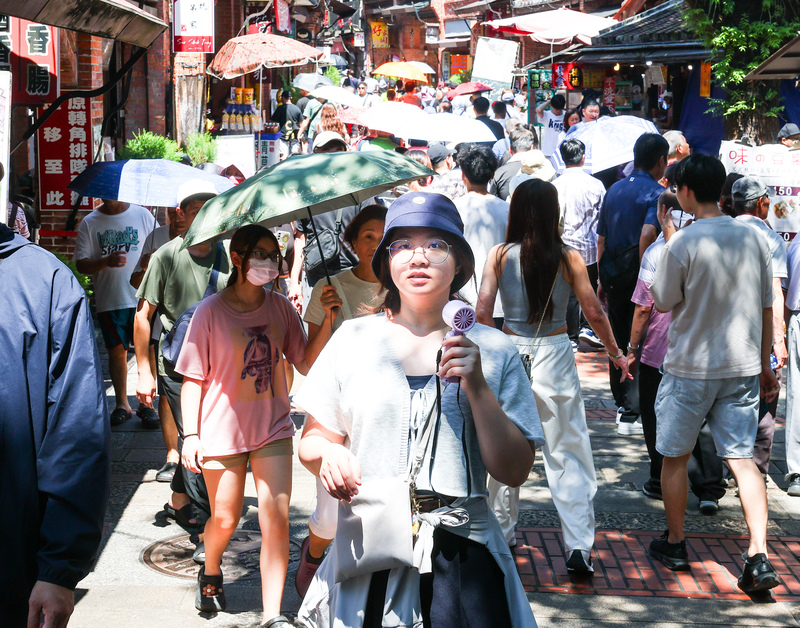 TD Pag dating ng weekends, puntahan talaga ng mga tao dito sa old street. Photo by Hsieh Chia-chang, Central News Agency, June 21, 2016