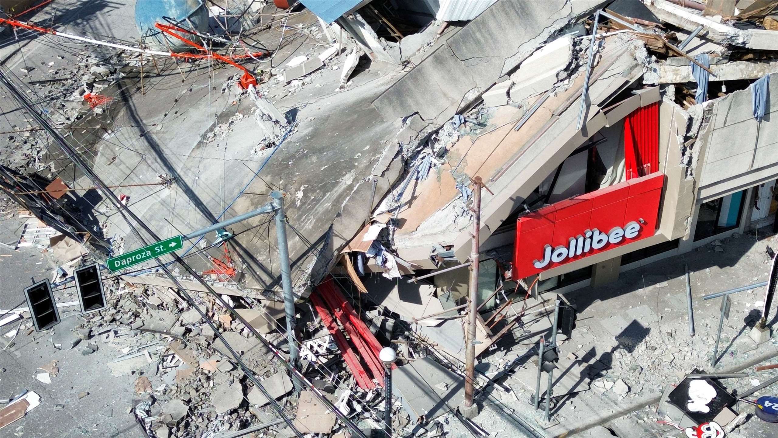 Ngayong araw ng ika-8, isang malakas na lindol ang tumama sa Mindanao sa katimugang Pilipinas. Isang shopping center sa General Santos City ang gumuho at naging bunton ng mga guho.
