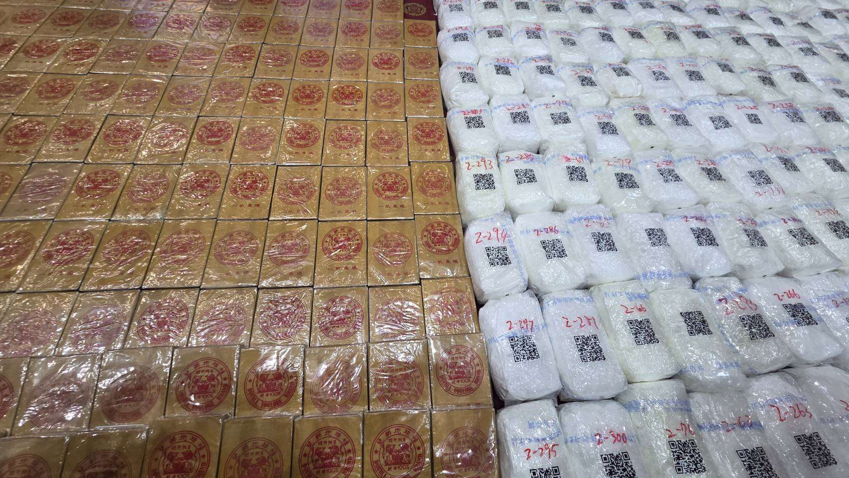 Sa press conference, ipinakita ang nakumpiskang 281 kilo ng heroin bricks at malaking halaga ng ketamine. Kuha ni Liu Yu-chiu.