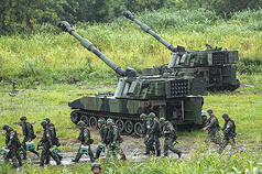 Natapos Na Ang Heavy Artillery Firing Training Ng Army, Mga Sundalo Umalis Na Sa Firing Position. Nagsagawa ang 10th Army Corps ng Taiwan Army noong ika-9 ng heavy artillery firing at new weapons replacement verification training sa paligid ng bunganga ng Dajia River sa Taichung. Matapos matapos ang mission, umalis na ang mga sundalo mula sa firing position dala ang kanilang equipment. Makikita sa likuran ang M109A2 self-propelled howitzer. (Photo: Central News Agency)