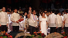 Ipinagdiwang ng Pilipinas ang ika-128 Independence Day nito nitong ika-12. Dumalo si President Ferdinand “Bongbong” Marcos Jr. sa commemorative event at kumaway sa publiko. Photo: CNA.