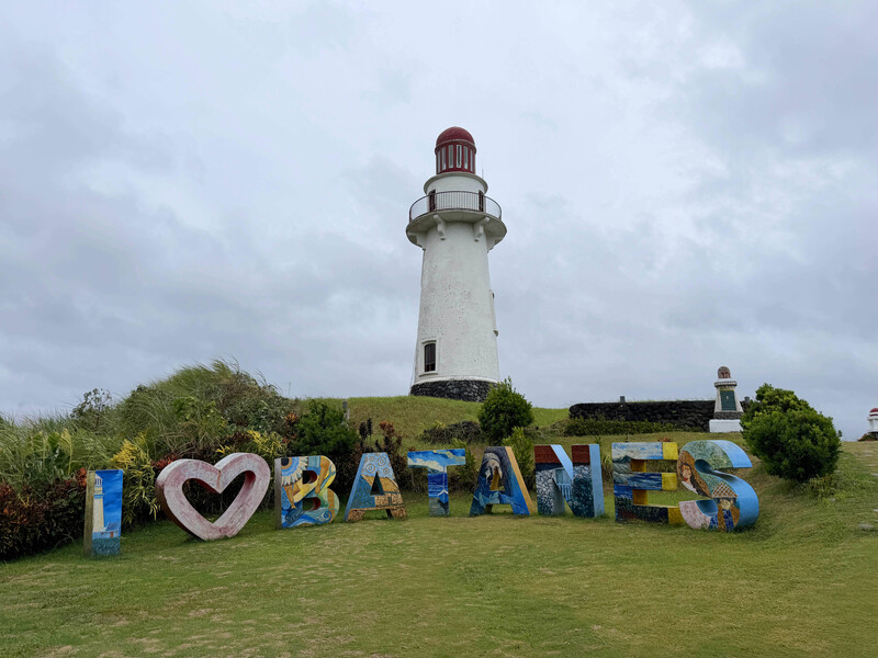 Kilala ang Batanes sa untouched natural beauty at slow-paced lifestyle nito, kaya itinuturing ito ng maraming travelers bilang isa sa kakaunting hidden gems na hindi pa heavily commercialized. Makikita sa larawan ang rolling green hills ng Batanes. Photo courtesy of Central News Agency.