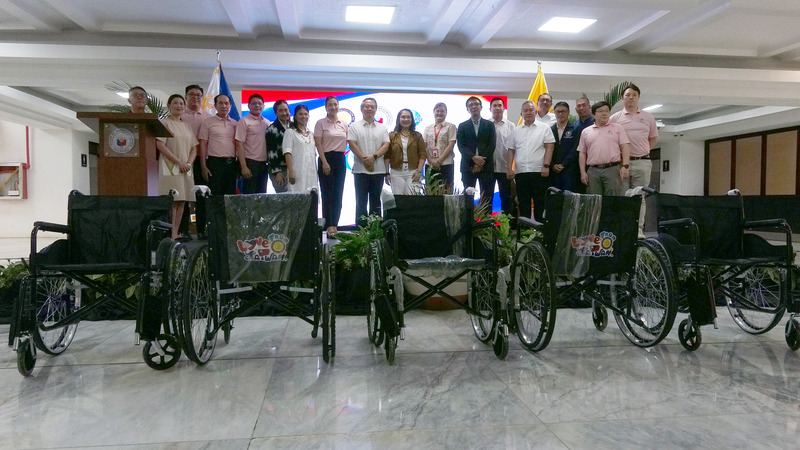 Federation Ng Taiwanese Chambers Sa Pilipinas Nagdonate Ng Wheelchairs Para Suportahan Ang Barrier-Free Environment Sa House Of Representatives. Noong July 8, nagdonate ang Federation of Taiwanese Chambers of Commerce in the Philippines ng 50 wheelchairs sa House of Representatives ng Pilipinas. Pinangunahan ni Federation President Hsieh Chia-chen, ika-8 mula kaliwa, ang donation. Tinanggap naman ito ni House Secretary General Cheloy E. Velicaria-Garafil, nasa gitna, habang dumalo rin bilang witness si Representative Zhou Min-kan ng Republic of China o Taiwan sa Pilipinas, ika-9 mula kaliwa. Source: Central News Agency