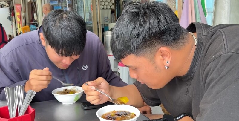 LG Marami tao kumakain mga pangpalamig like Chinese halohalo (Provided by the public) Central News Agency reporter Lu Taicheng faxed on July 11, 2026.