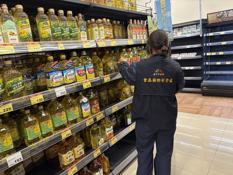 LG
Sinusuri ng Pamahalaang Lungsod ng Taichung ang Daloy ng mga Kontaminadong Produktong Mantika ng Chung Lien. Matapos madagdagan pa ng dalawang batch ng langis ng Chung Lien na lumampas sa itinakdang pamantayan, inanunsyo ng Pamahalaang Lungsod ng Taichung noong ika-16 ang ikalawang antas ng daloy ng distribusyon (second-tier distribution) ng mga apektadong produkto, at patuloy na isinasagawa ang pagsubaybay, pagbawi (recall), at pagpapatanggal ng mga ito sa merkado.
(Larawan mula sa Pamahalaang Lungsod ng Taichung)
(Kuha ng Central News Agency reporter Chao Li-yen, Hulyo 16, 2026)